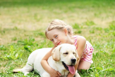 köpeği ile küçük kız