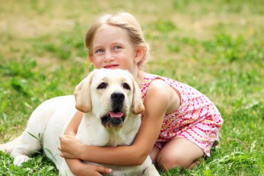köpeği ile küçük kız