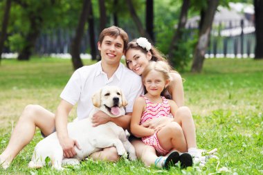 Mutlu aile dışarıda eğleniyor.