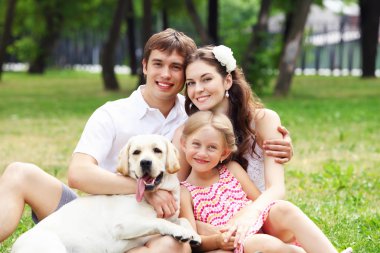 Mutlu aile dışarıda eğleniyor.