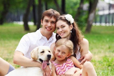 Mutlu aile dışarıda eğleniyor.