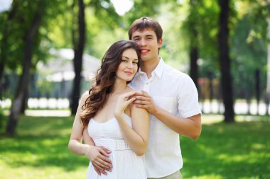 Mavi gökyüzü altında gülümseyen genç aşk Çift