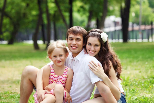 Família feliz se divertindo ao ar livre — Fotografia de Stock