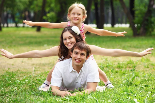 Lycklig familj som har roligt utomhus — Stockfoto