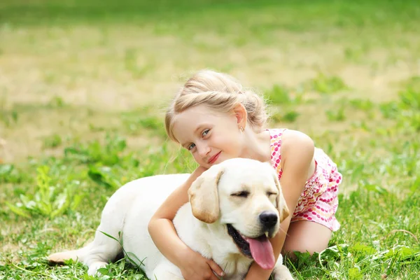 Menina com seu cão — Fotografia de Stock