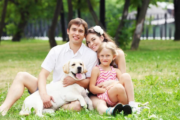 Familia feliz divirtiéndose al aire libre — Foto de Stock