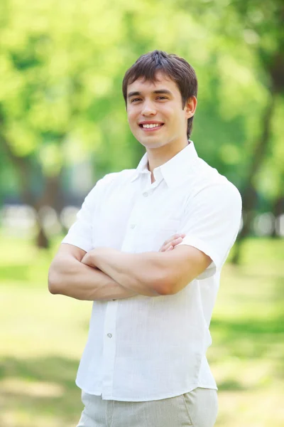 Hombre joven al aire libre — Foto de Stock