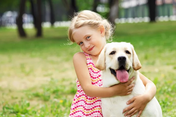 Маленькая девочка со своей собакой — стоковое фото