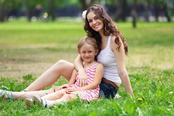 Mère et fille dans le parc — Photo