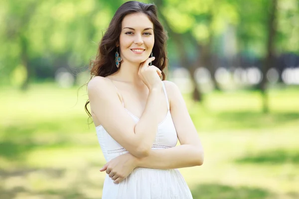 Jeune femme en plein air — Photo