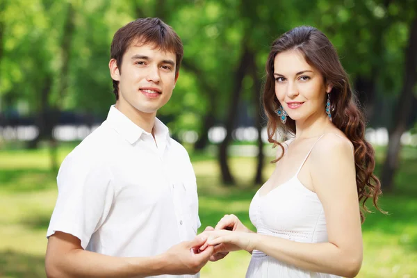 Jeune amour Couple souriant sous le ciel bleu — Photo