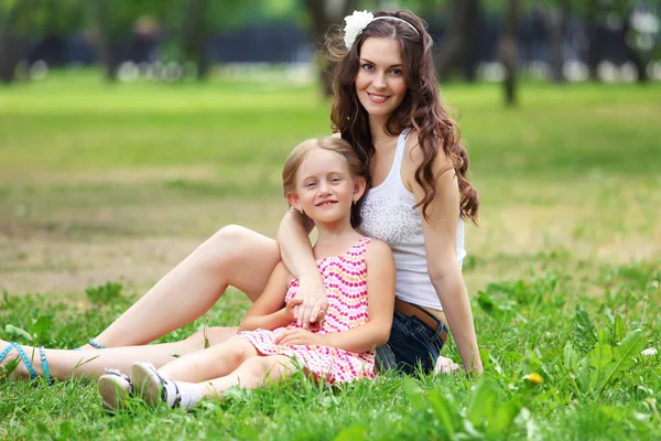 Mère et fille dans le parc — Photo