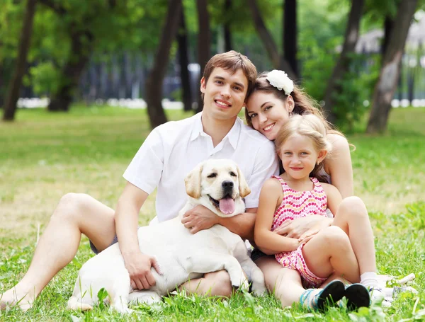 Familia feliz divirtiéndose al aire libre — Foto de Stock