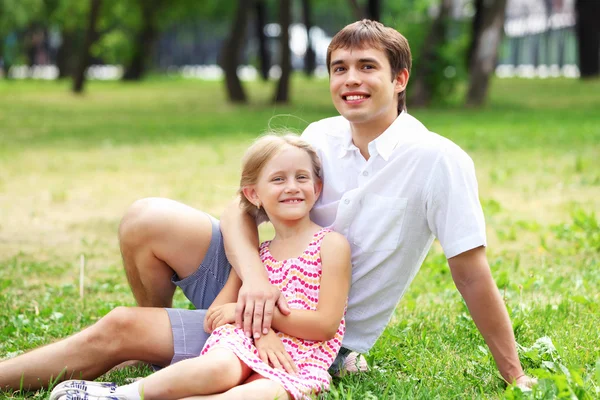 Pai e filha no parque — Fotografia de Stock