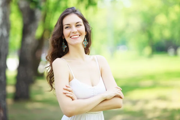 Junge Frau im Freien — Stockfoto