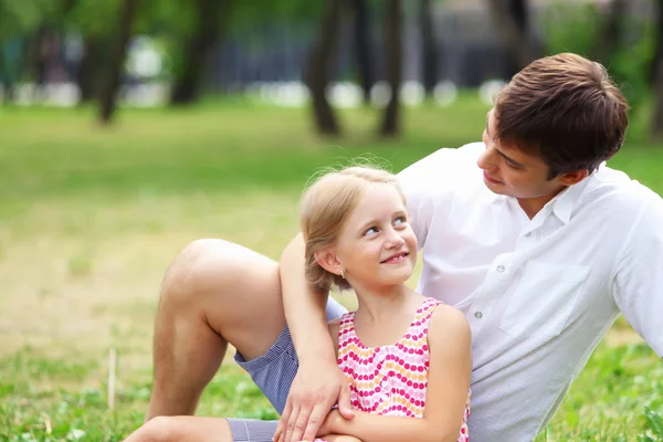 Vader en dochter in het park — Stockfoto