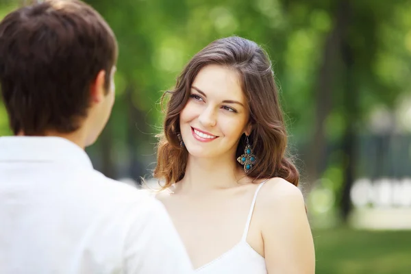 Joven amor Pareja sonriendo bajo el cielo azul — Foto de Stock