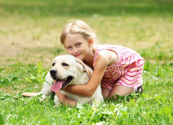 Liten flicka med sin hund — Stockfoto