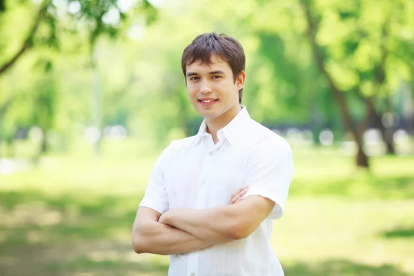 Junger Mann im Freien — Stockfoto