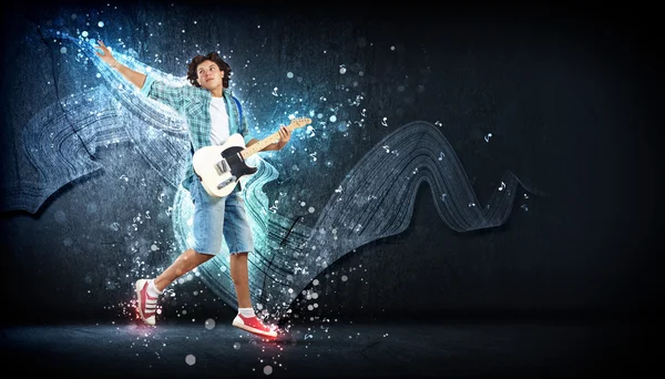 若い男の電気ギター演奏とジャンプ — ストック写真