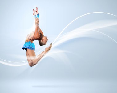 jimnastikçi elbise poz içinde genç bir kadın