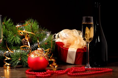 Yeni yıl natürmort gözlüklü