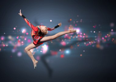 jimnastikçi elbise poz içinde genç bir kadın