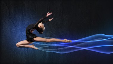 jimnastikçi elbise poz içinde genç bir kadın