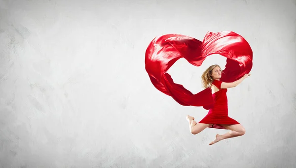 Jonge vrouw met vliegende stof dansen — Stockfoto