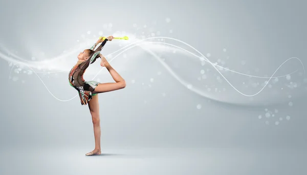 Jovem mulher em terno ginasta posando — Fotografia de Stock