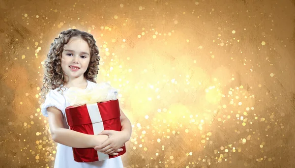 Glückliches Mädchen öffnet Geschenkbox — Stockfoto