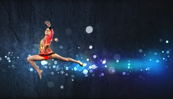 Jeune femme en costume de gymnaste posant — Photo