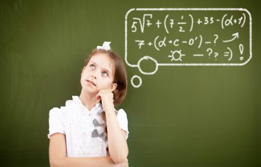 blackboard yakınındaki scoolgirl ayakta