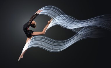 jimnastikçi elbise poz içinde genç bir kadın