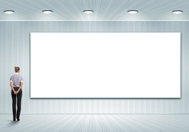 bir boş billboard-duran iş kişi