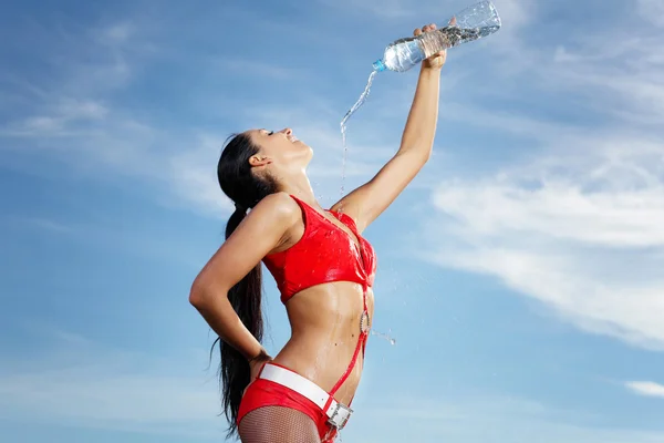Bir şişe su ile genç kadın spor kız — Stok fotoğraf