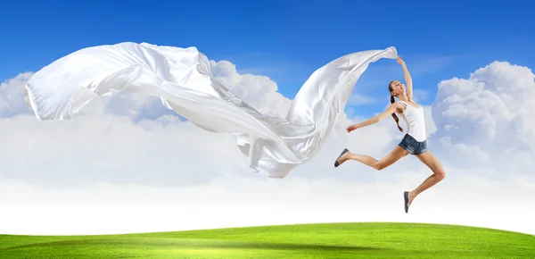 Dançarino de estilo moderno contra o céu azul — Fotografia de Stock