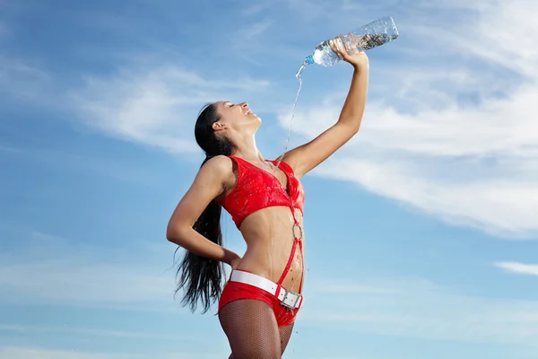 Jonge vrouwelijke sport meisje met een fles water — Stockfoto