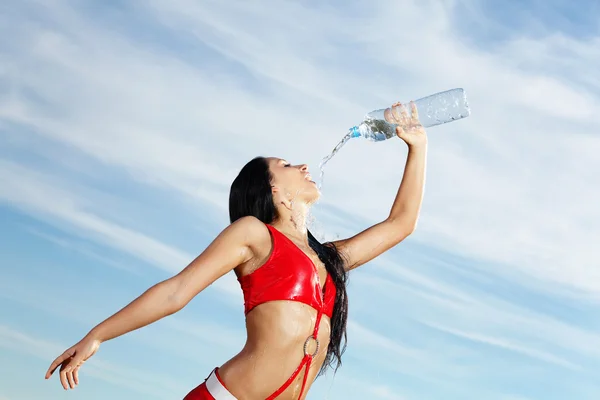 Jovem menina do esporte feminino com uma garrafa de água — Fotografia de Stock