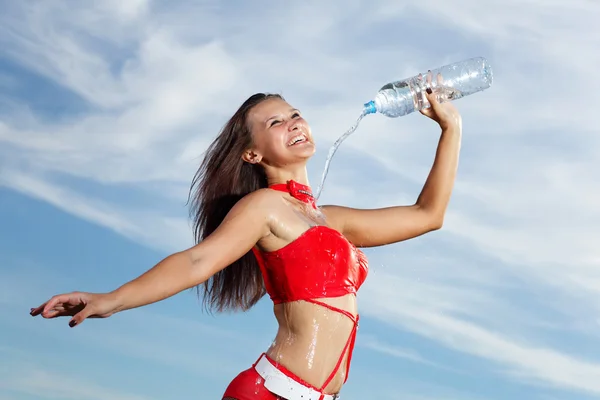 Giovane ragazza sportiva femminile con una bottiglia d'acqua — Foto Stock