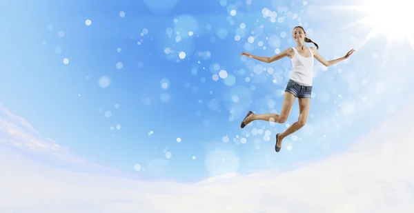 Bailarina de estilo moderno contra el cielo azul — Foto de Stock