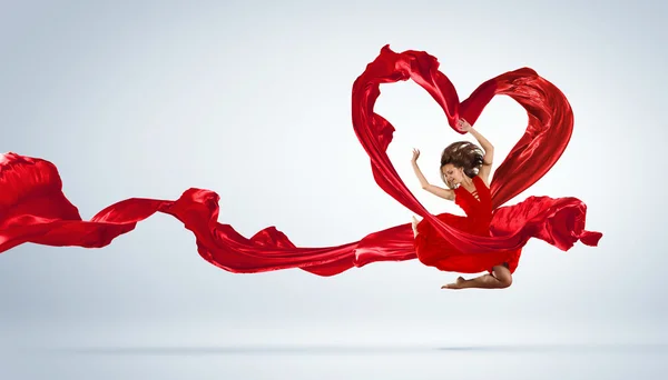 Jonge vrouw met vliegende stof dansen — Stockfoto