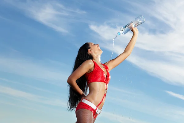 Junge Sportlerin mit einer Flasche Wasser — Stockfoto