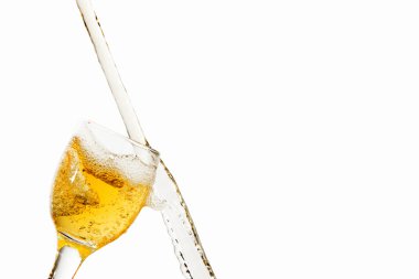 beyaz şarap bardağa dökülüyor.