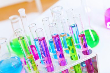 renkli sıvılar ile kimya Laboratuar kapkacakları