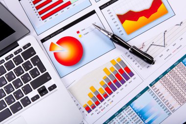 finansal kağıtları masaya