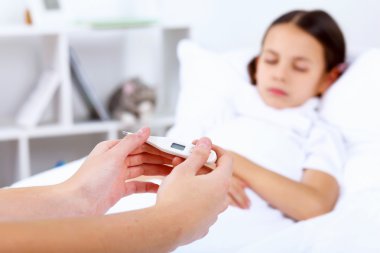 evde soğuk ile kız