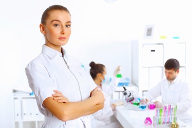 Beyaz üniformalı genç kadın doktor
