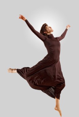 dans koyu elbiseli kız