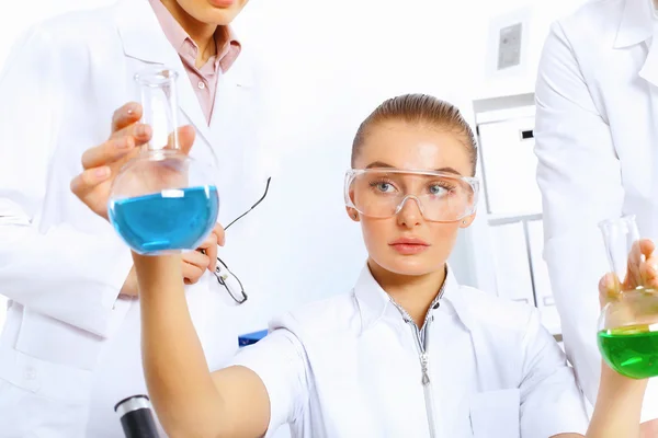 Giovane scienziata che lavora in laboratorio — Foto Stock